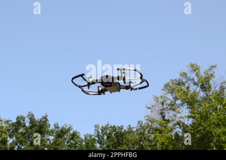 Drone avec photo-caméra décoller de la terre et voler pour prendre la photo aérienne Banque D'Images