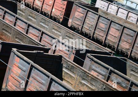 Vieux wagons rouillés vides sur les rails dans la journée d'été Banque D'Images