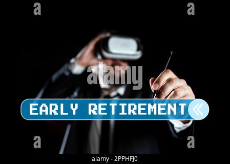 Affiche retraite anticipée. Mot pour un outil utilisé pour optimiser la convivialité des ressources en ligne Man Wearing Virtual Reality Simulator Holding Pen pendant la formation. Banque D'Images