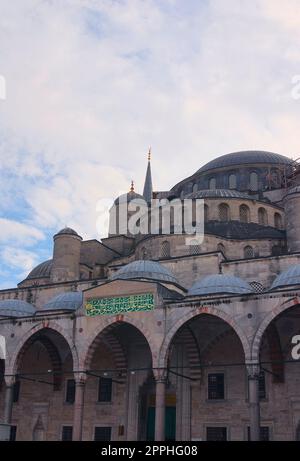 Détail architectural de la Mosquée bleue de Sultanahmed, à Istanbul, en Turquie. Vue de bas angle. Banque D'Images
