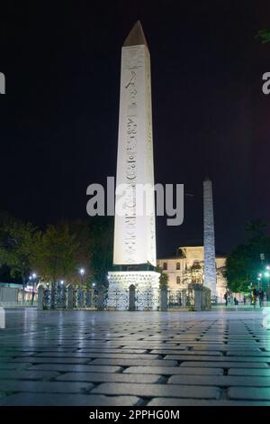 L'obélisque de Théodosius la nuit.un ancien obélisque égyptien du pharaon Thutmose III, maintenant situé à Istambul, en Turquie. Banque D'Images