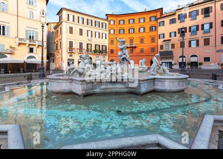 Fontaine de Neptune du 16e siècle (Fontana del Nettuno) située sur la Piazza Navona, Rome, Italie Banque D'Images