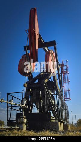 Pompe d'extraction d'huile dans le désert de Mendoza, en Argentine. Banque D'Images