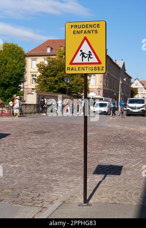 Inscrivez-vous à Colmar en France avec l'inscription prudence Entfants Ralentissez. Traduction : attention aux enfants, conduisez lentement Banque D'Images