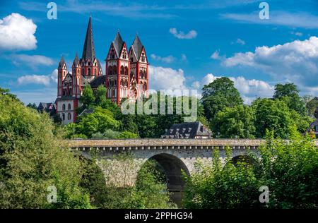 Cathédrale de Limbourg en été avec l'ancien pont de Lahn en premier plan Banque D'Images