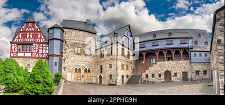 Photo panoramique du château de Limbourg avec cour du château, palais, tour et bâtiment à colombages Banque D'Images