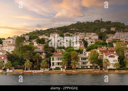 Vue sur les collines de l'île de Kinaliada depuis la mer de Marmara, avec maisons d'été traditionnelles et bateaux, Istanbul, Turquie Banque D'Images