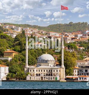 Vue depuis le détroit du Bosphore surplombant la mosquée Beylerbeyi, ou Beylerbeyi Camii, quartier de Beylerbeyi, Istanbul, Turquie Banque D'Images