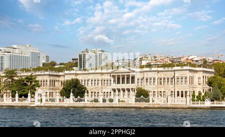 Section orientale du palais de Dolmabahce, ou Dolmabahce Sarayi, situé dans le district de Besiktas, Bosphore, Istanbul, Turquie Banque D'Images