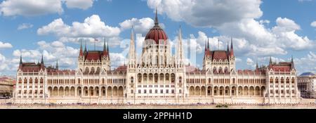 Photo panoramique du bâtiment de style néo-gothique du Parlement hongrois à Budapest, sur la rive du Danube Banque D'Images