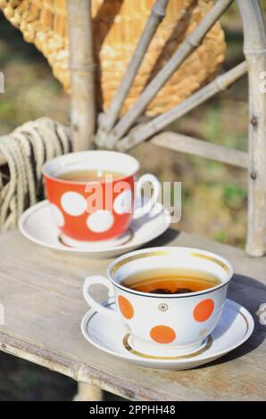 Nature morte rustique avec une tasse de thé et un chapeau de paille Banque D'Images