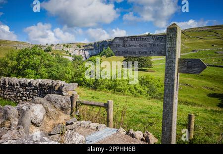 Malham Cove, parc national des Yorkshire Dales. Banque D'Images