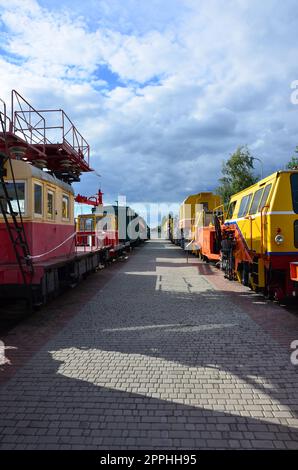 Cabines de soutien technique moderne russe les trains électriques et des chemins de grues. Vue de côté de la tête des trains des chemins de fer avec beaucoup de roues Banque D'Images