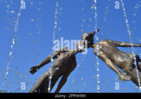 Monument à l'amoureux dans Kharkov, Ukraine - est un arc formé par le vol, les chiffres d'une fragile jeune homme et une fille, fusionnés en un baiser Banque D'Images