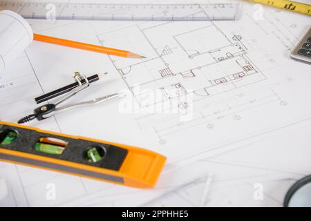 Vue de dessus du plan de la maison avec les outils de réparation sur le bureau de l'architecture Banque D'Images