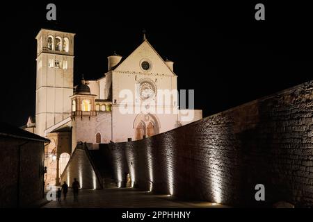 Basilique d'Assise de nuit, région de l'Ombrie, Italie. La ville est célèbre pour la basilique italienne la plus importante dédiée à St. Francis - San Francesco. Banque D'Images