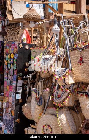 Oriental, naturel, sacs décoratifs tissés à la main dans la boutique sur la promenade principale de la ville sur la mer Rouge sur la péninsule du Sinaï, Dahab, Egypte Banque D'Images