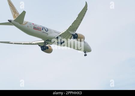 SAMUT PRAKAN, THAÏLANDE-14 OCTOBRE 2022 : avion commercial Gulf Air volant dans le ciel. Avion de passagers décollant ou atterrissant. Le porte-drapeau de Bahreïn. Vol international. Transport aérien. Banque D'Images