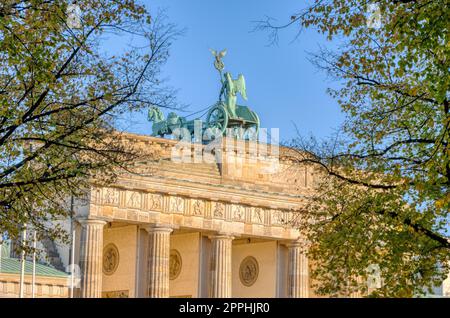 L'arrière de la célèbre porte de Brandebourg à Berlin vu à travers quelques arbres Banque D'Images