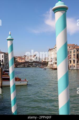 Poteau d'amarrage en bois bleu et blanc au Canal Grande à Venise. Banque D'Images