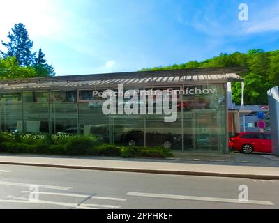 Porsche AG, dont le siège social est à Stuttgart, est un constructeur automobile allemand spécialisé dans les voitures de sport, les vus et les berlines hautes performances. Banque D'Images