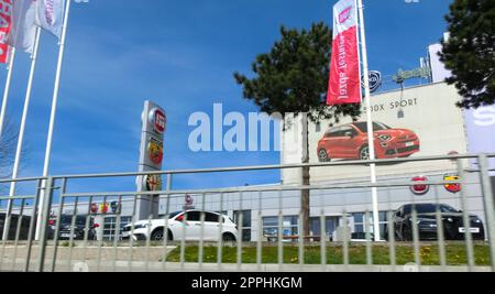 Logo de la société Fiat automobiles sur un bâtiment de concession. Salon automobile italien de constructeur automobile avec signe de logotype de société. Emblème de la marque dans la salle d'exposition. Banque D'Images