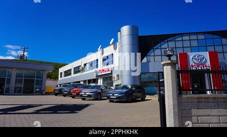 Antalya, Turquie - 17 septembre 2022 : vue de la façade d'un concessionnaire automobile Toyota montrant le logo de la société et le nom Toyota en lettres rouges Banque D'Images