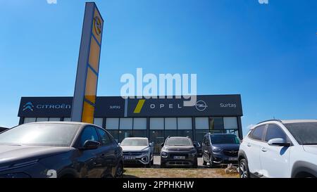 Antalya, Turquie - 17 septembre 2022 : logo de la société Opel sur la façade du bâtiment de la concession. Banque D'Images