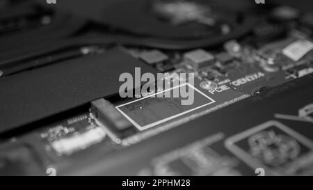 Circuit imprimé avec des micropuces de résistances et des composants électroniques. Technologie du matériel informatique. Processeur de communication intégré. Ingénierie de l'information. PCB. Banque D'Images