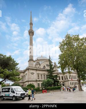 Vue depuis la rue Meclis-i Mebusan surplombant la mosquée baroque Dolmabahce, Kabatas, quartier Beyoglu, Istanbul, Turquie Banque D'Images