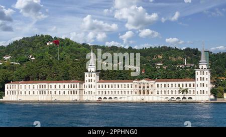 Lycée militaire de Kuleli, ou Kuleli Askeri Lisesi, sur la rive du détroit du Bosphore, Istanbul, Turquie Banque D'Images