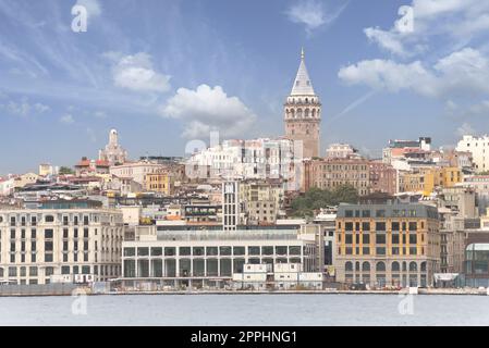 Vue sur la ville d'Istanbul, la Turquie depuis le Bospore avec la tour Galata à l'extrémité Banque D'Images