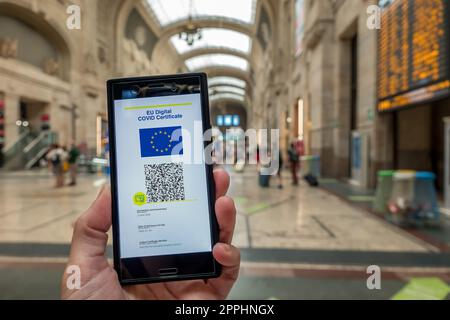 Femme montrant sur smartphone certificat numérique Covid de l'UE. Banque D'Images