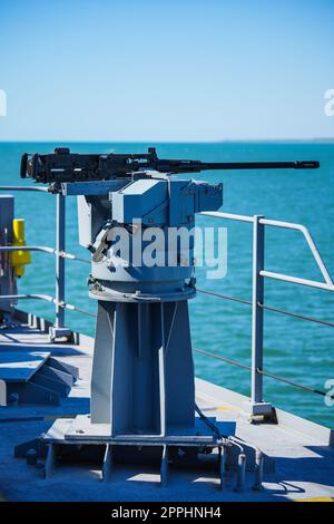 Mitrailleuse automatisée sur le pont d'un navire militaire Banque D'Images