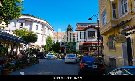 Istanbul, Turquie - 15 septembre 2022 : Restaurant dans la vieille rue à Istanbul avec de nombreux cafés. Banque D'Images