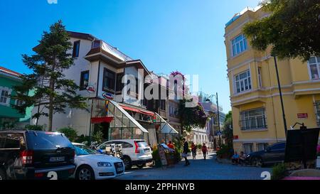 Istanbul, Turquie - 15 septembre 2022 : Restaurant dans la vieille rue à Istanbul avec de nombreux cafés. Banque D'Images