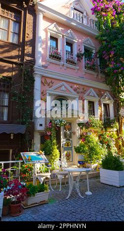 Istanbul, Turquie - 15 septembre 2022 : Restaurant dans la vieille rue à Istanbul avec de nombreux cafés. Banque D'Images