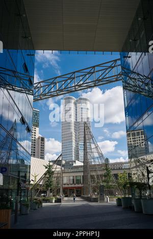 Vue depuis les façades en verre du Kranzlereck jusqu'à la tour du Haut-Ouest, le nouveau point de repère de Berlin Banque D'Images