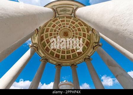 Le dôme et les colonnes du temple Monopteros dans le jardin anglais de Munich en grand angle extrême pris de dessous, sous un ciel bleu et une couverture nuageuse légère Banque D'Images