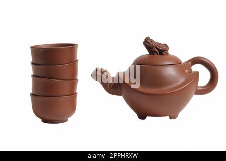 Pot à thé et tasses asiatiques vintage isolés sur fond blanc Banque D'Images