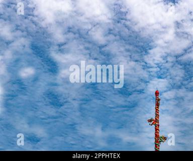 le poste a un dragon sur lui, ciel bleu fond Banque D'Images