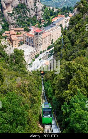 Abbaye de Montserrat Monastère Barcelone Espagne format portrait Catalogne voyage en téléphérique vue voyage Banque D'Images