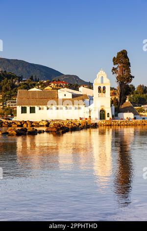 Corfou Grèce Vlacherna monastère église Vlachernon Kanoni format portrait voyage mer Banque D'Images