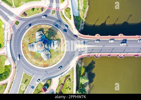 Vue aérienne d'un rond-point de circulation dans la ville de GorzÃ³w Wielkopolski ville au bord de la rivière Warta en Pologne Banque D'Images