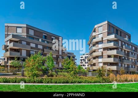 Appartements modernes, récemment finis avec maisons superposés dans un nouveau domaine de développement avec temps ensoleillé et ciel bleu Banque D'Images