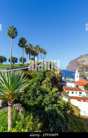 Vue sur la ville de Camara de Lobos avec format portrait d'église sur l'île de Madère au Portugal Banque D'Images