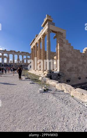 Athènes, Grèce - 17 octobre 2022 : Groupe de touristes devant Erechtheion, Temple d'Athéna Polias sur l'Acropole d'Athènes. Parthénon au loin Banque D'Images