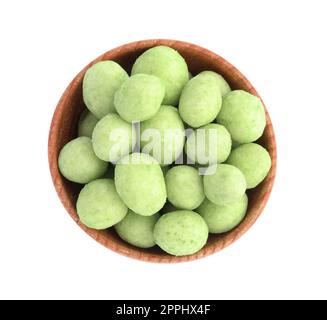 Savoureux arachides enrobées de wasabi dans un bol en bois sur fond blanc, vue de dessus Banque D'Images