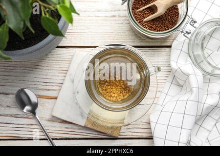 Thé de sarrasin fraîchement préparé sur une table en bois blanc, plat Banque D'Images