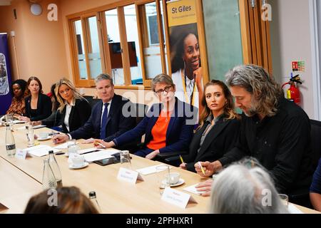 (Troisième de gauche à droite) Emily Atack, la chef du travail Sir Keir Starmer, la secrétaire du Shadow Home Yvette Cooper, Georgia Harrison et Daniel Guinness participent à une table ronde sur la lutte contre la violence faite aux femmes et aux filles au St Giles Trust à Camberwell, dans le sud de Londres. Date de la photo: Lundi 24 avril 2023. Banque D'Images